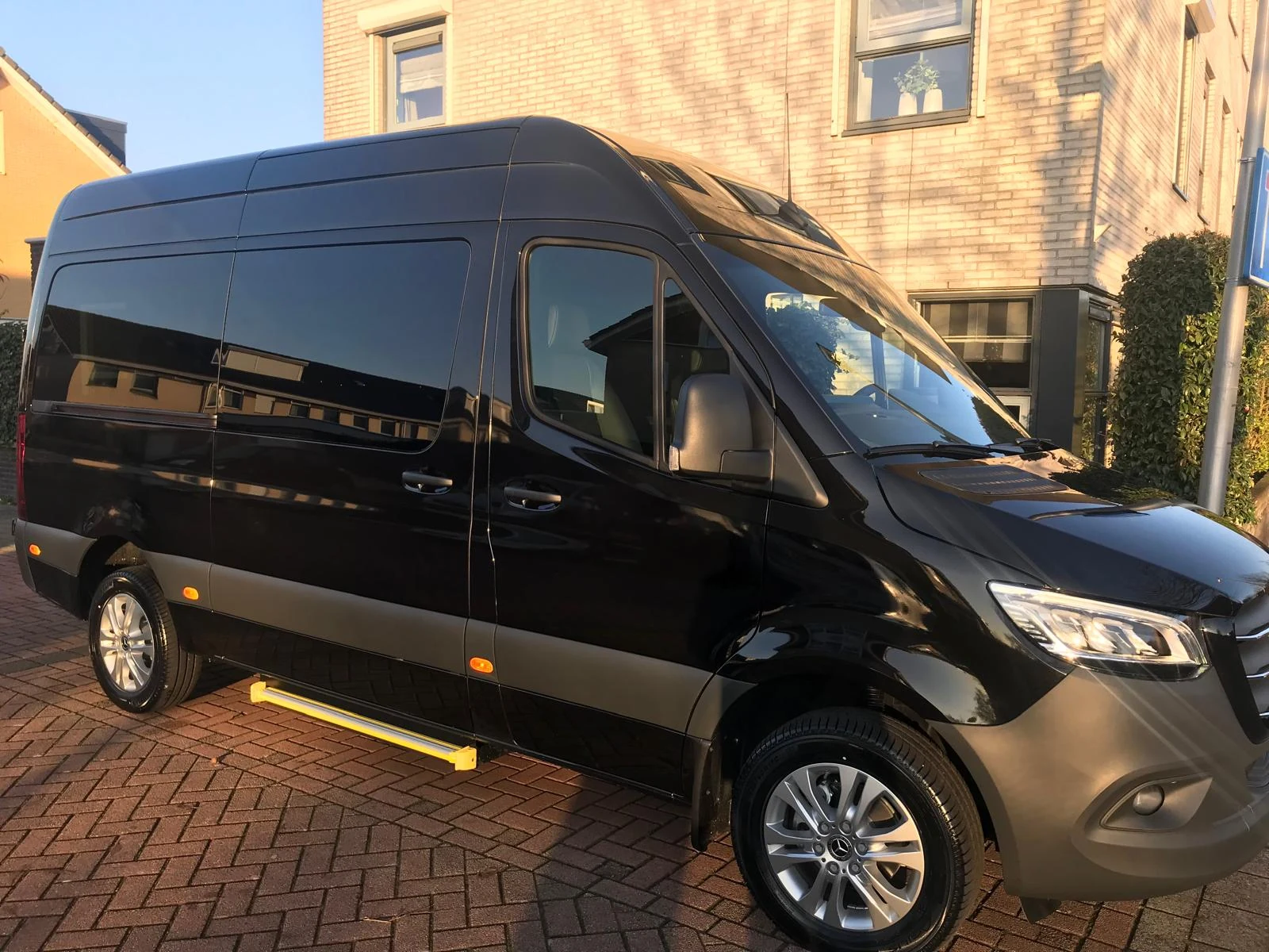 Originele foto van zwarte hoge personenbus voor groepsvervoer