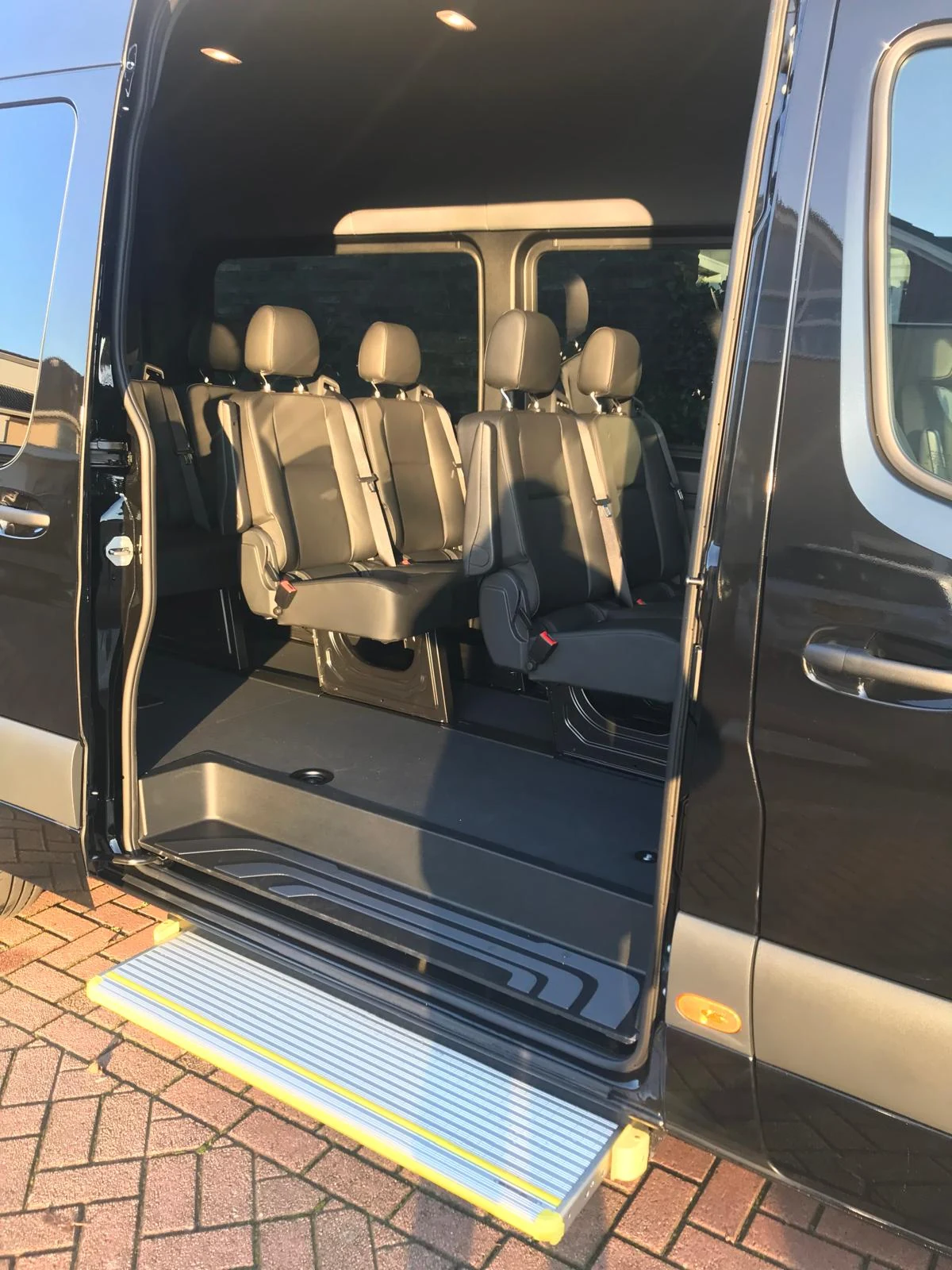 Originele foto van instap en passagiersstoelen in een groepsbus